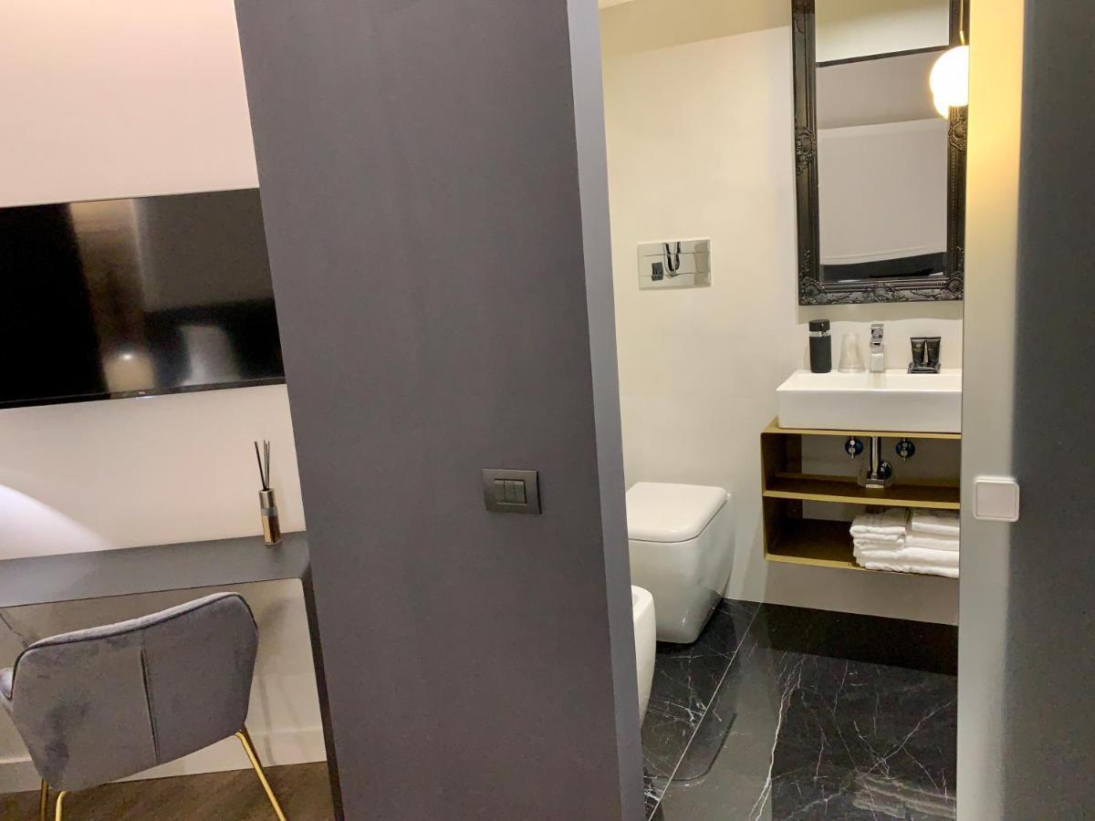 Toledo Boutique Rooms เนเปิลส์ ภายนอก รูปภาพ
